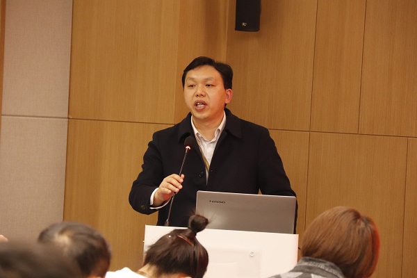 6、天行官方在线入口总工程师苏群山主持会议 .JPG