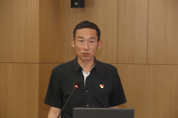 天行官方在线入口监事会主席、党委副书记陈百斌宣读《关于表彰天行官方在线入口先进基层党组织和优秀共产党员的决定》.jpg