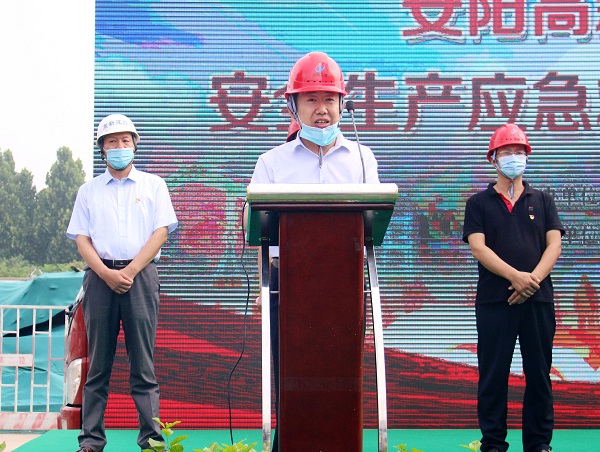 天行官方在线入口副总经理闫龙广代表公司作先进典型发言.JPG