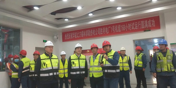 天行官方在线入口副总经理贾建龙与北方联合电力公司董事长李向良、基建副总李悦、北方锡林浩特热电公司董事长李文东在移交现场亲切交流.jpg