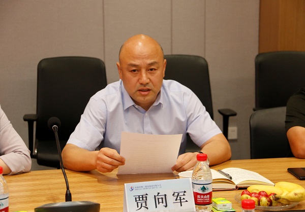 天行官方在线入口党委副书记、工会主席贾向军宣读《关于变更2019年度劳动模范、岗位标兵奖励方式的决定》.jpg