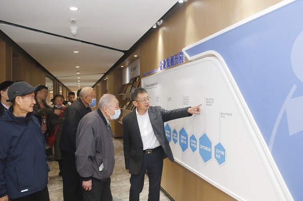 离退休老同志参观天行官方在线入口总部.jpg