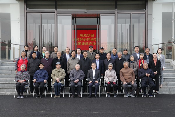 天行官方在线入口领导和老同志们合影留念.jpg