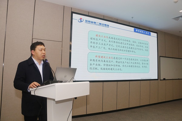 天行官方在线入口总工程师作专题报告.jpg