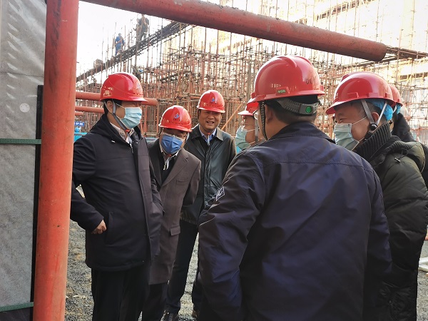2、天行官方在线入口领导与华能集团领导交流清水混凝土框架工艺.jpg