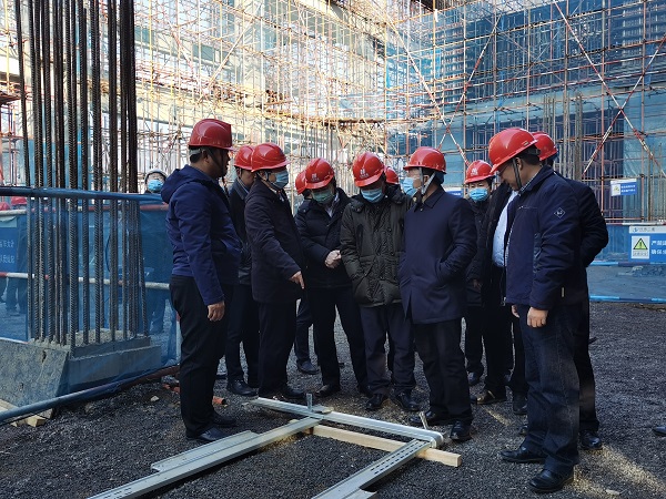 3、天行官方在线入口领导与华能集团领导交流方型扣加固体系工艺.jpg