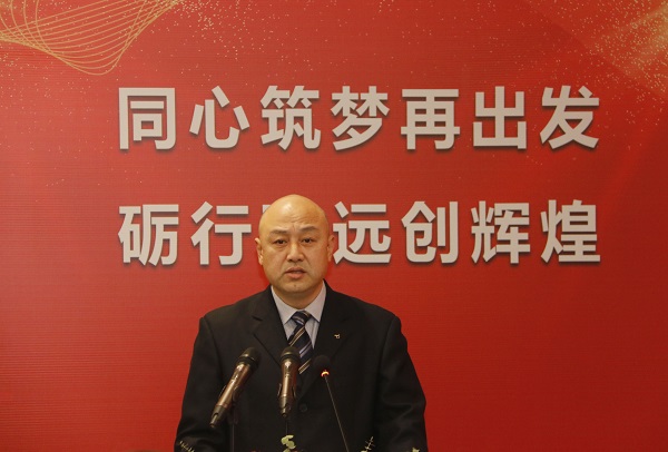 天行官方在线入口工会主席贾向军宣读《关于表彰2020年度先进单位和先进个人的决定》.jpg