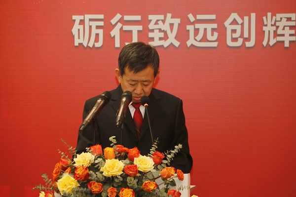 天行官方在线入口副总经理闫龙广宣读《关于表彰2020年度优秀分包商的决定》.jpg