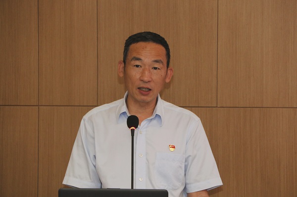 3、天行官方在线入口党委副书记陈百斌宣读表彰文件.jpg