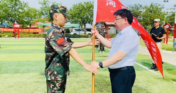 2、天行官方在线入口人力资源总监张浩敏向新员工交授营旗.PNG