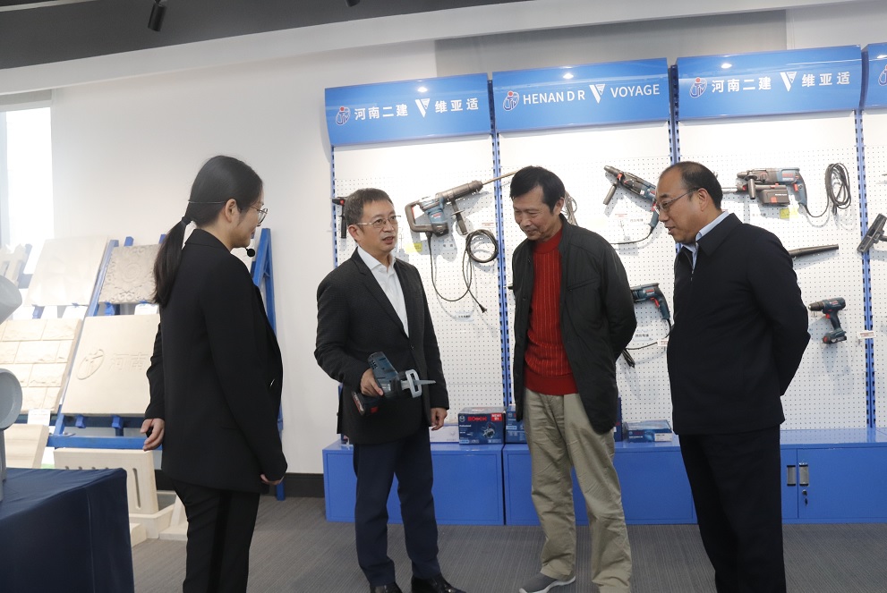 天行官方在线入口董事长黄道元示范新型工器具操作方法.jpg