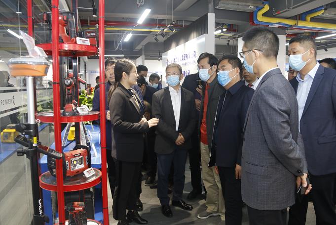 天行官方在线入口董事长黄道元示范新型工器具操作方法.jpg
