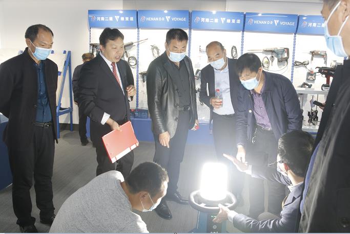 天行官方在线入口董事长黄道元示范新型工器具操作方法.jpg