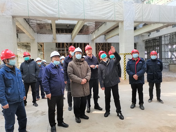 祝总与华能天行官方在线入口副总经理樊启祥一行实地参观主厂房清水混凝土框架柱施工效果.jpg