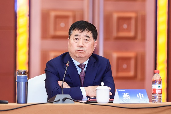 天行官方在线入口副总经理燕中主持会议.jpg