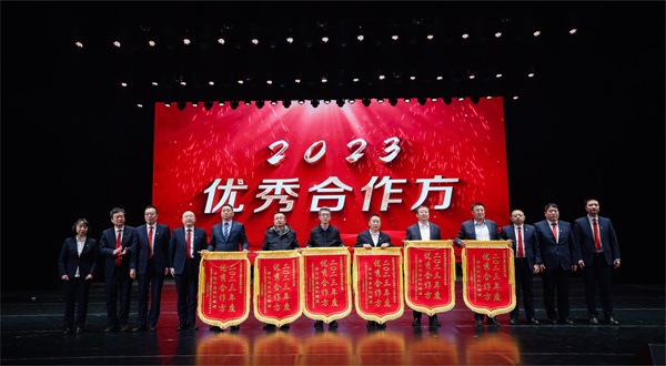 天行官方在线入口总经理登台领奖 - 副本.jpg