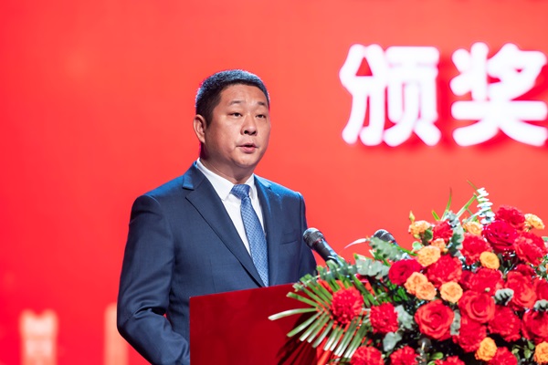 9天行官方在线入口总经理冯战光宣读表彰通知.jpg
