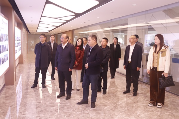 天行官方在线入口董事长祝建明陪同孙秘书长一行参观企业文化长廊.jpg